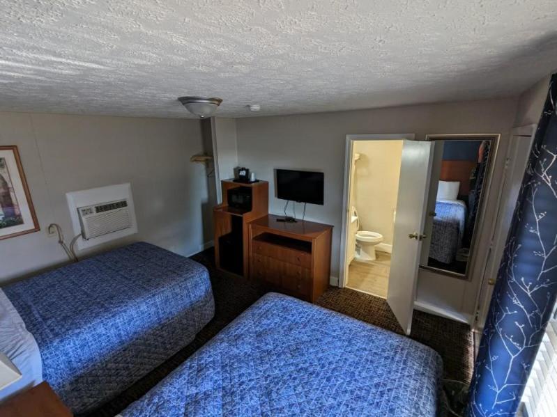 Bea'S Parkway Inn Маунт Еъри Екстериор снимка